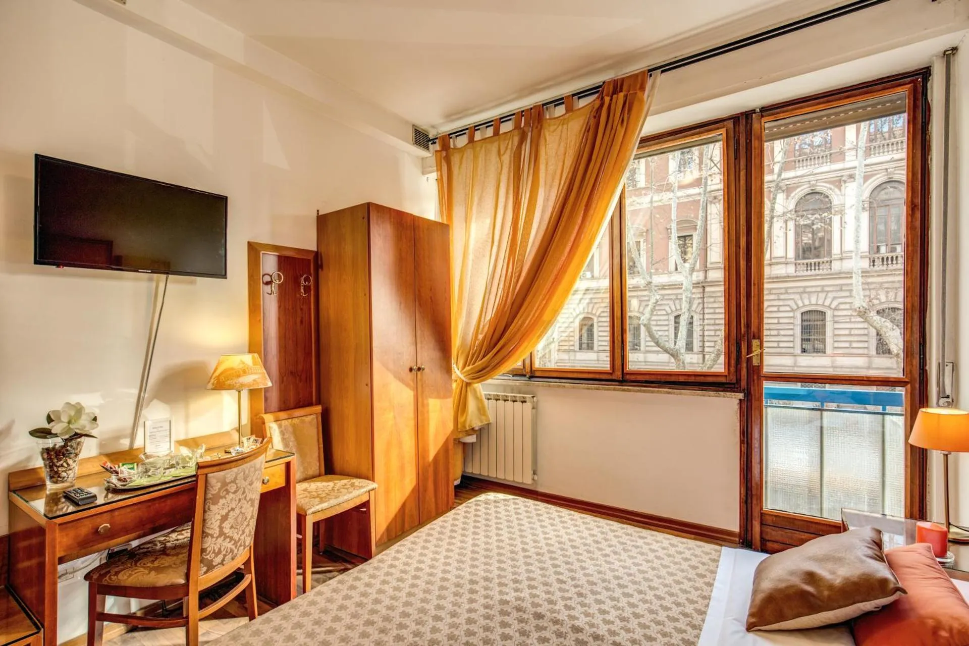 Camera Livia, 2/4